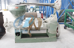 工程師去利比里亞安裝棕櫚油壓榨設(shè)備項目